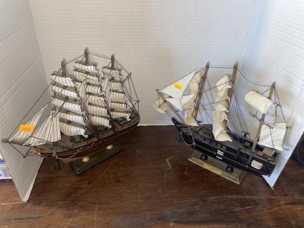 2 model ships