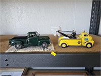 Die cast tow truck and pickup truck