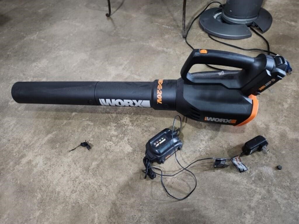 Worx leaf blower with 2 batteries and charger