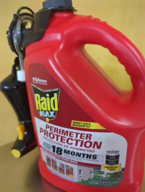 NEW RAID PERIMETER 1 gallon with sprayer. 18