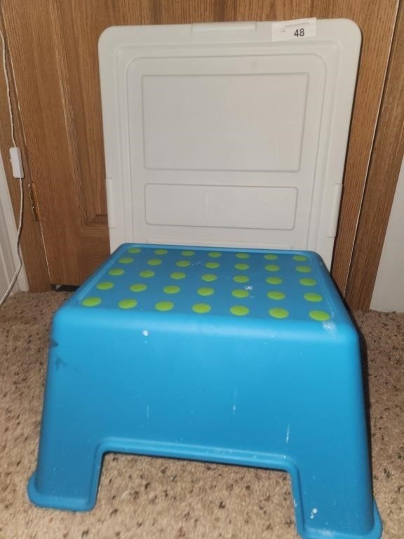 Step stool and plastic toe tote with lid