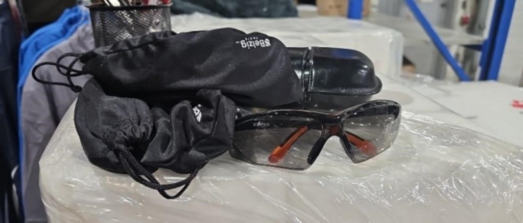 4 pairs of safety glasses