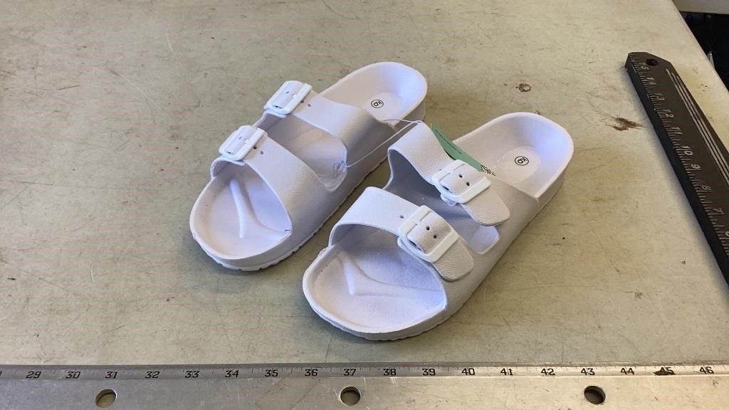 New sandals size 9