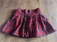 D4)Girls plaid skirt size 5T. Has shorts attached
