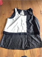 D4) Very cute woman’s top. Layered look. Size med