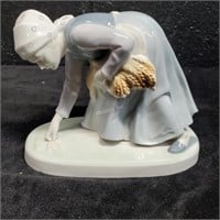 Metzler & Ortloff Figurine, Gathering Wheat  - YA