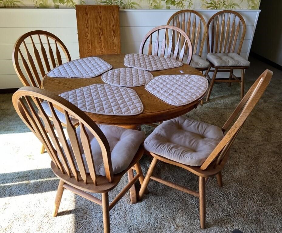 Nice Oak Dining Room Table with Leaf, 6 Chairs,