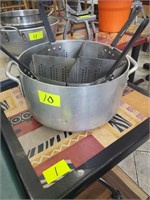 STOCK POT WITH 4 STRAINERS 14" X 7"