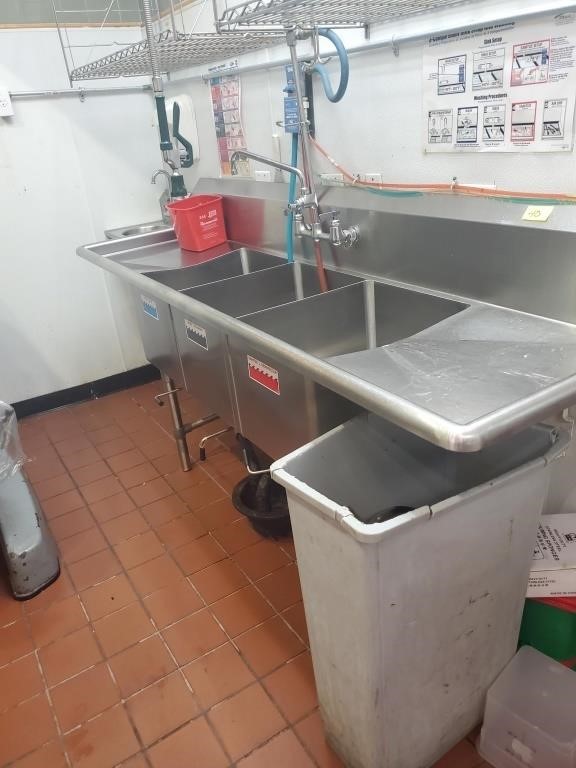 3 COMPARTMENT SINK WITH DRAINBOARD & SPRAY 87 X 25