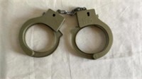 E2) Handcuffs, plastic, toy, they do not lock