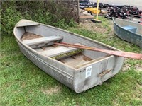 D1. 10ft row boat with ores