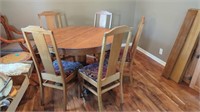 ROUND WOOD DINING ROOM TABLE WITH 5 CUSHIONED