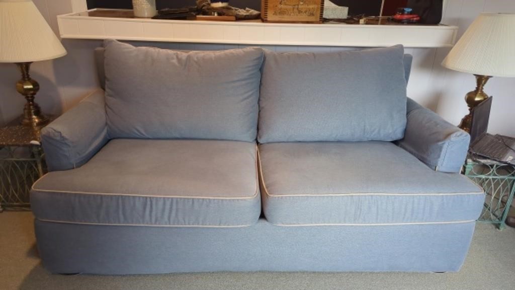 BLUE PULL OUT COUCH BED IN VERY GOOD CONDITION