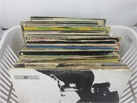 Plusieurs disques vinyles 33T dont Elvis Presley,