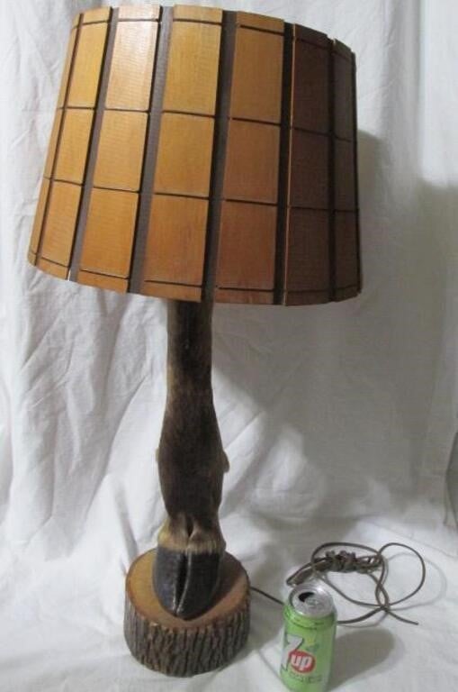 Lampe sur patte d'orignal avec abat-jour en bois-