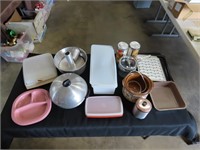 Table Lot of Cookware & Tupperware - Tub