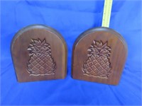 2 Pineapple Bookends