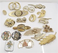 19 GOLD COLOURED BROOCHES