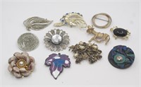 11 MATERIAL&SILVER & GOLD COLOURED BROOCHES