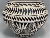 Large Acoma Pueblo, New Mexico Pottery Pot