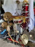 Pearl Forum Series Drum Set With Lots of Extras