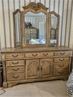 Dresser with Tri-folding mirror