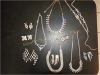 5 Rhinestone necklaces,1 bracelet,6 pr clip