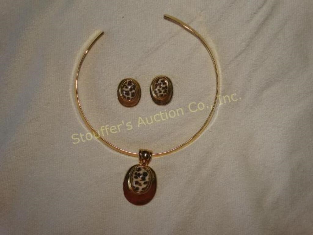 Gold tone choker necklace w/clip on earrings