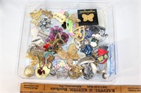 Large lot of VTG brooches