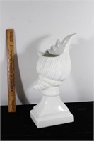 VTG White conch ceramic shell vase