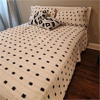 Queen Size Bed w/ Serta Mattress