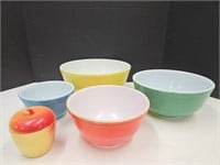 Vintage Pyrex Nesting Bowl Set & Apple See Pics