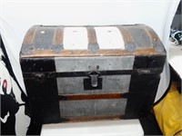 VINTAGE DOME TOP TRUNK 28X16X21