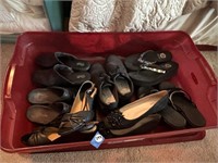 LIDDED TUB OF WOMENS SHOES MOSTLY SZ 6-7