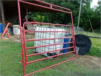 8 RED 10FT PANELS AND 1  4FT WALKTHROUGH GATE