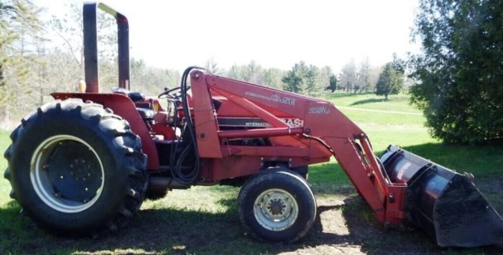 Case IH 485 Tractor with 2250 Mount-O-Matic Loader