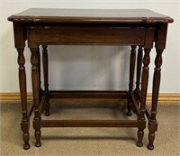 NICE CLEAN MAHOGANY END TABLE - STAND