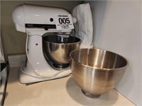 Kitchen Aide tilt head mixer w/ extra bowl & cover