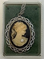 LOVELY VINTAGE LARGE CAMEO PENDENT & CHAIN