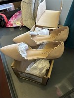 ladies 8.5 nude colored sandals suede like materil