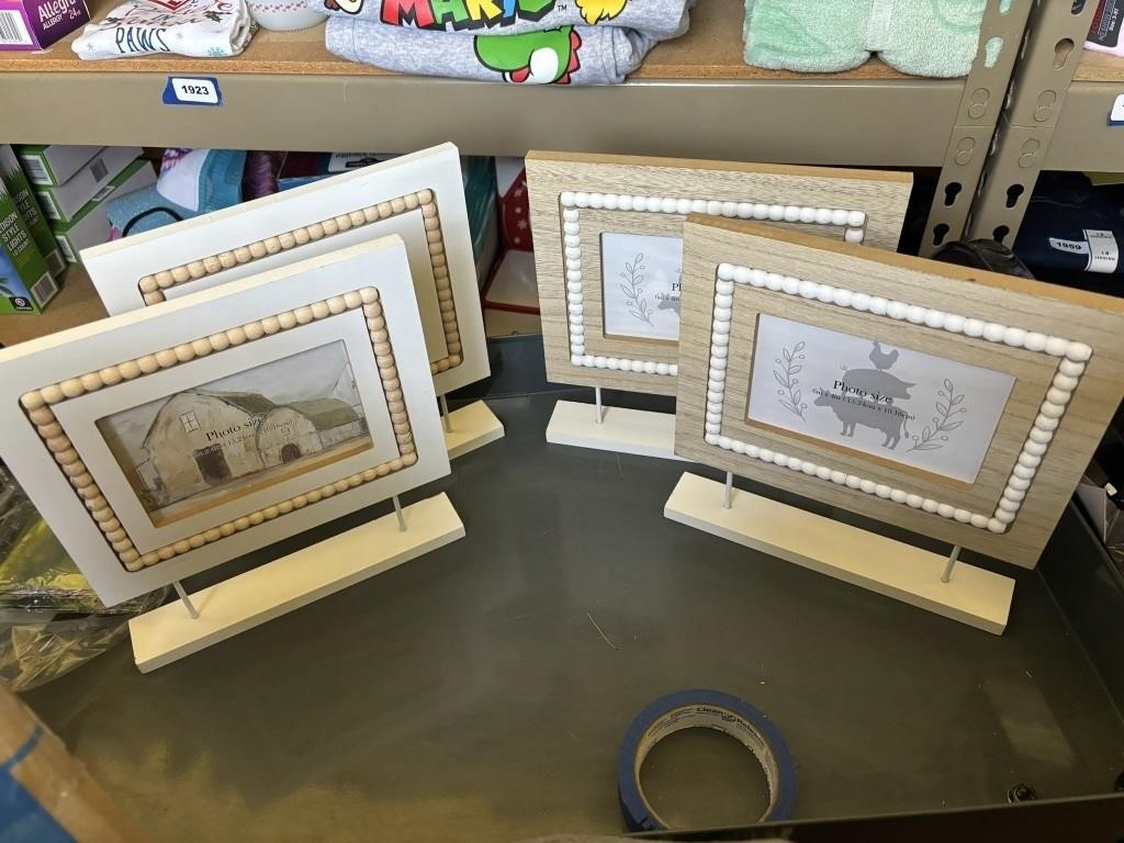4 total 2 white 2 brown picture frames 4.x6"