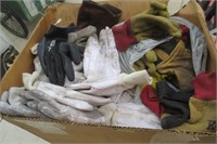 Box of gloves, many used, but also many new