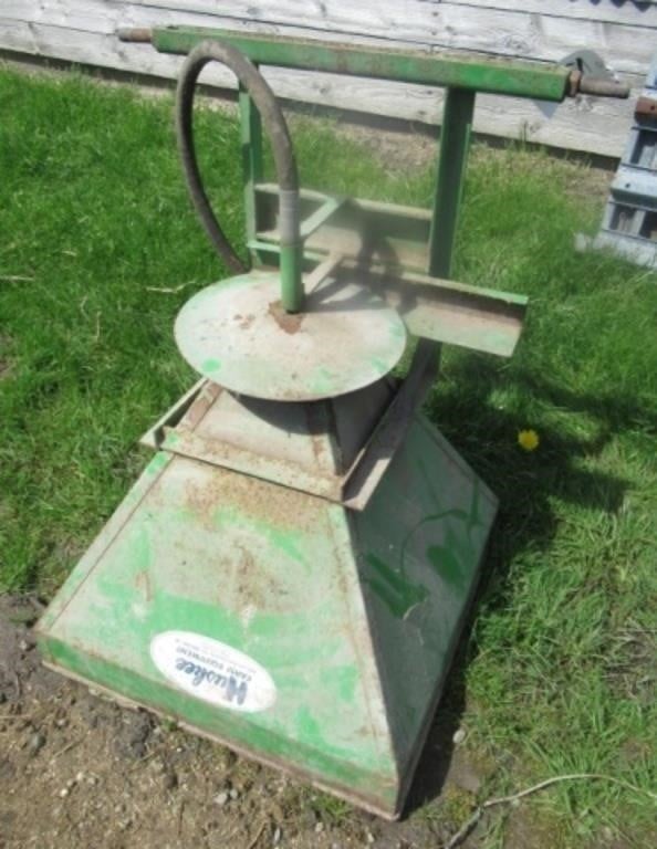 Huskee 3 point hydraulic broadcaster. Measures: