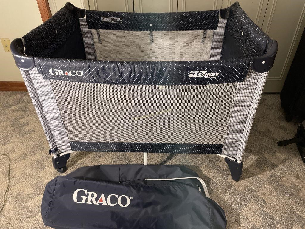 Graco pack & play bassinet / Portable crib