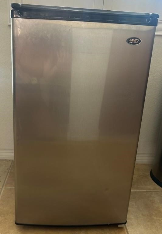 L - SANYO STAINLESS STEEL REFRIGERATOR 34"T (K44)