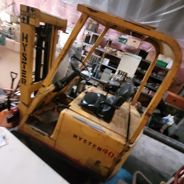 HYSTER 40 - FORKLIFT - RUNS - ELECTRIC W/CHARGER