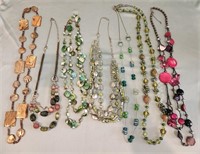L - LOT OF COSTUME JEWELRY NECKLACES (J39)