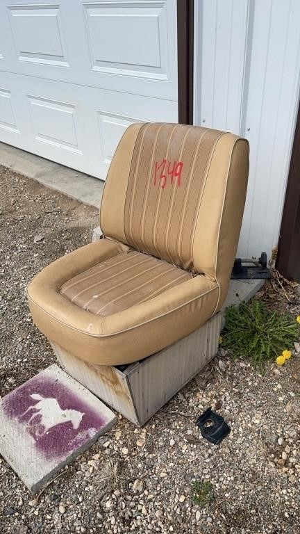 BOAT VINYL CHAIR WITH WOODEN BASE