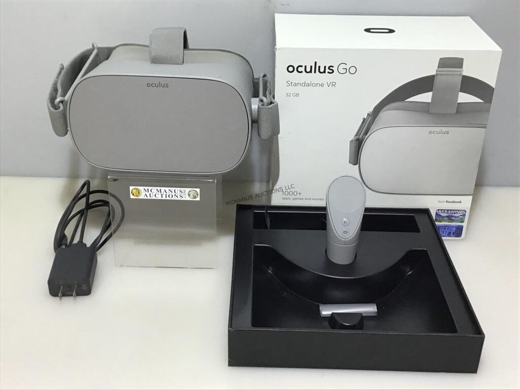 Oculus Go VR Headset w/ Controller, Cords & Box.