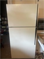 Hot point 18.2 cu ft refrigerator, freezer -